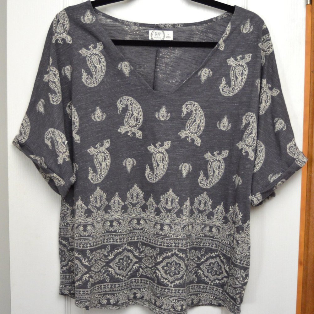 Maurices Paisley Print Gray 24/7 Womens Top, Medium